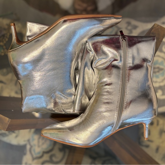 NWOT Silver Knee-high Boots with Half Zip Size 9.5 - Picture 4 of 7